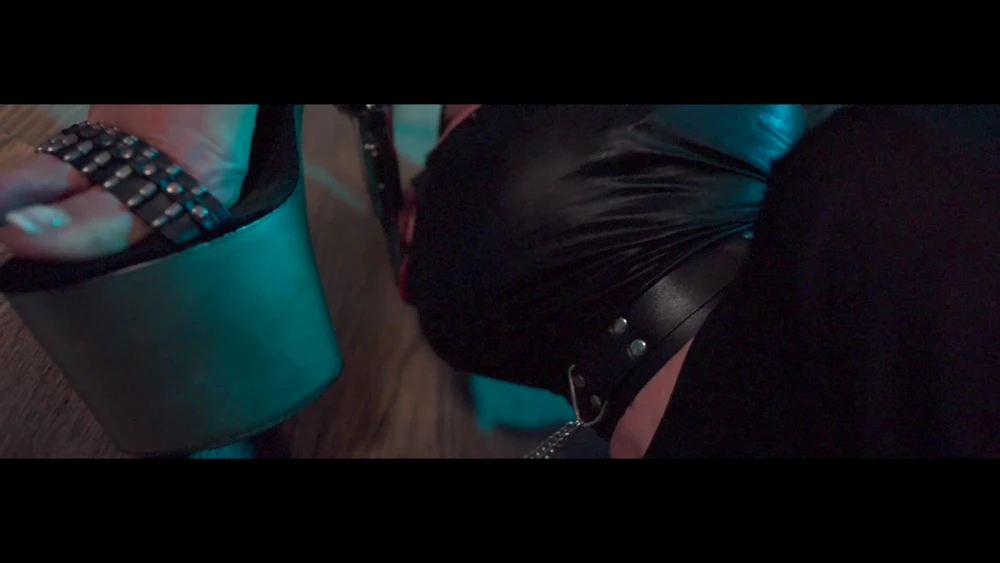 Femdom Facesitting Qual: Fuß-/Rückenmassage bis Schwanz-Klatschen & Wichsen: Ansehen auf EroticOnly.DE